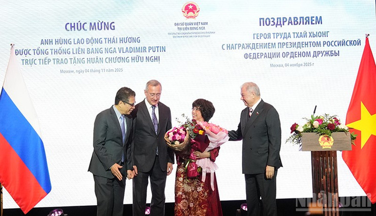 Đại sứ Việt Nam tại Nga Đặng Minh Khôi và các khách mời tặng hoa chúc mừng Anh hùng Lao động Thái Hương tại lễ chúc mừng bà nhân dịp được Tổng thống Nga Vladimir Putin trao tặng Huân chương Hữu nghị. (Ảnh: XUÂN HƯNG)