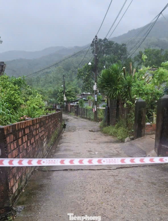 Khu vực núi Cấm ở thôn Chánh Thắng (xã Cát Tiến, tỉnh Gia Lai) được rào chắn, cấm người dân trở về sau khi đã được sơ tán đến nơi an toàn.