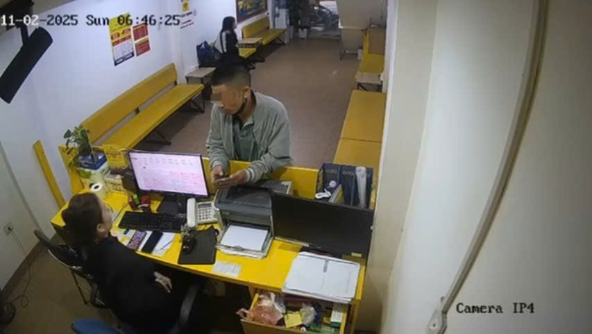 Một người đàn ông mua vé xe cho em M.