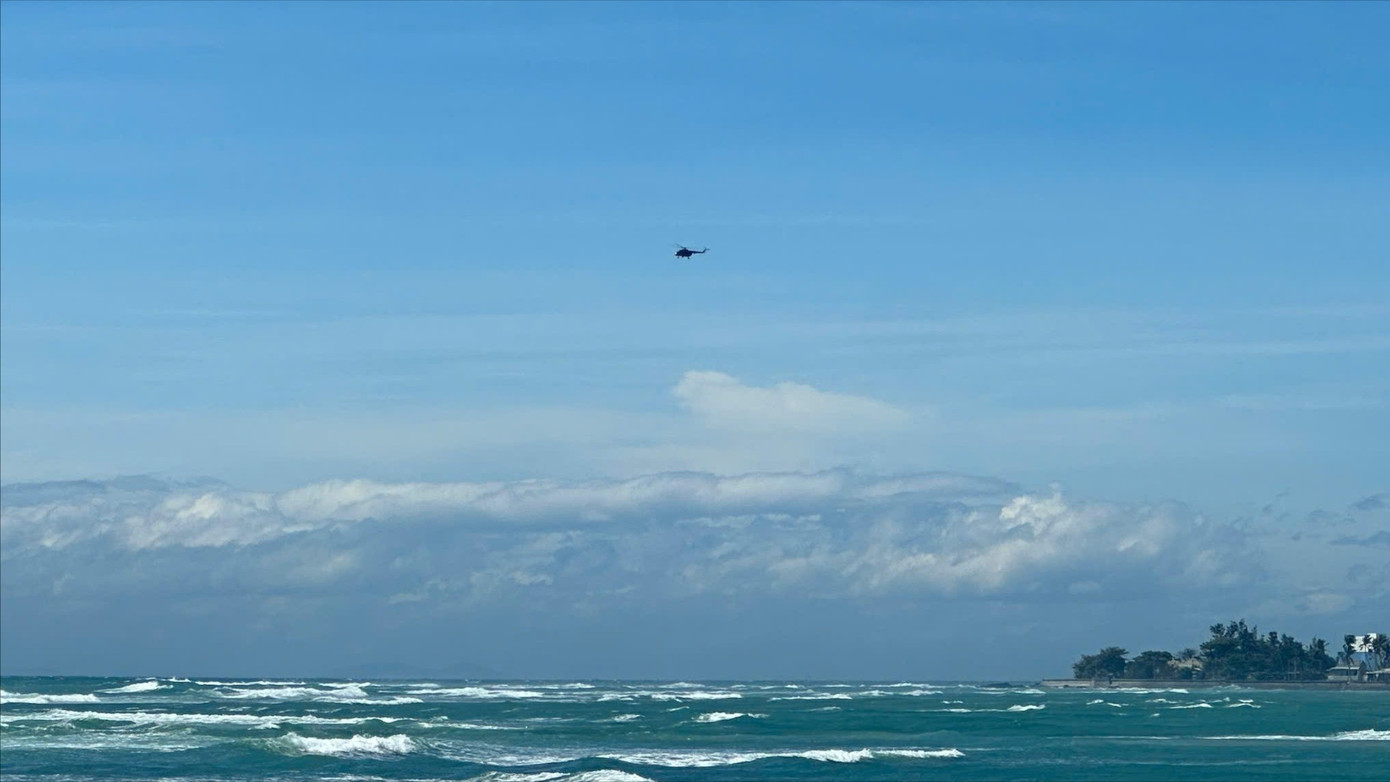 Trực thăng Sư đoàn 372 bay tìm kiếm ở vùng biển Đặc khu Lý Sơn.