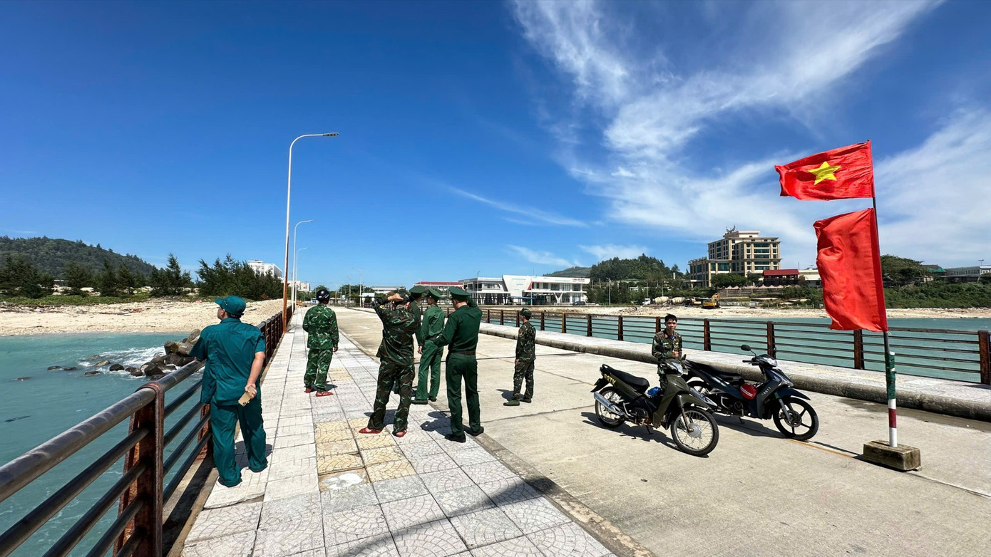 Các lực lượng chức năng ở Đặc khu Lý Sơn túc trực tại hiện trường nơi xảy ra sự việc.