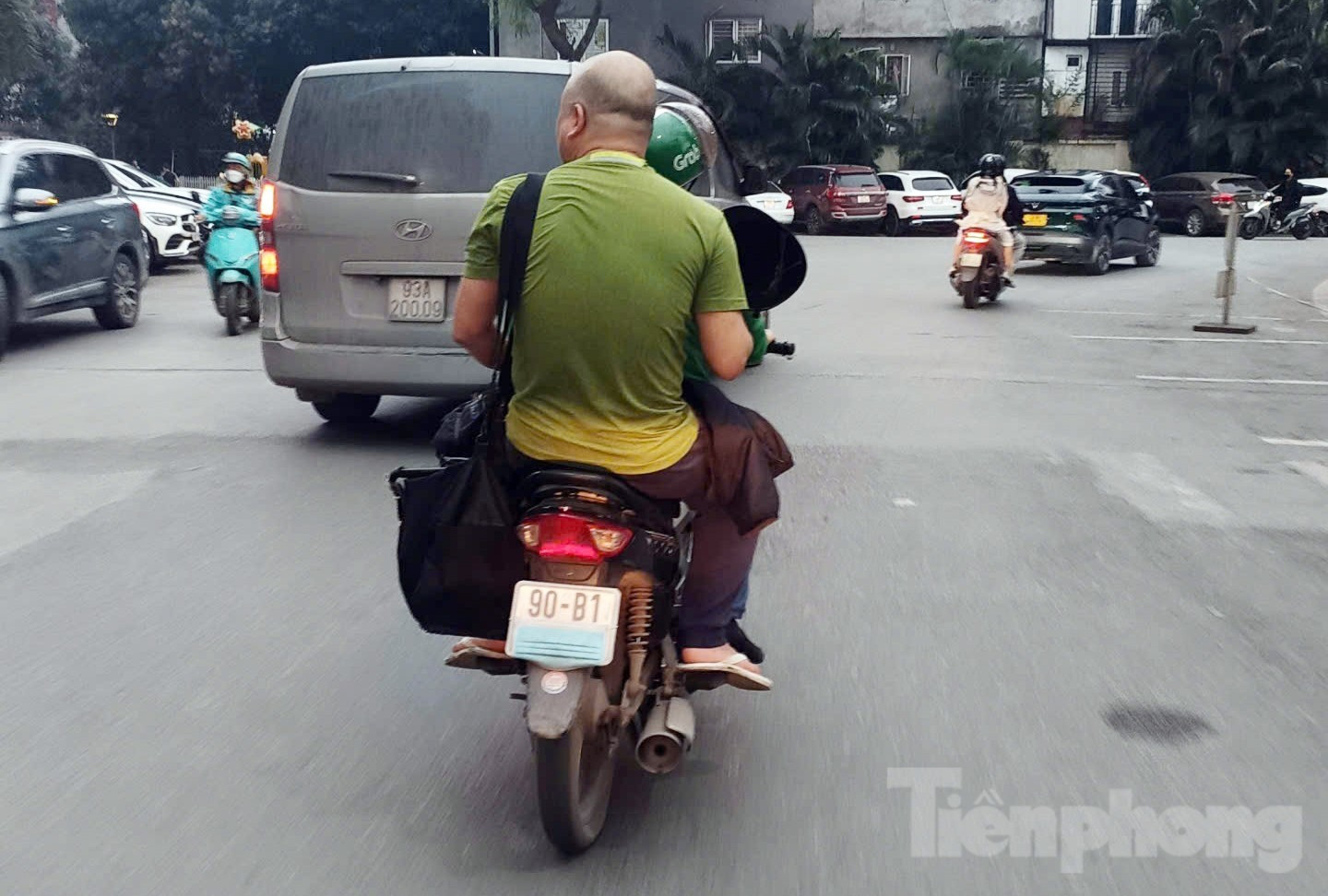 Hình ảnh tài xế che biển số xe. Ảnh: Thanh Hà