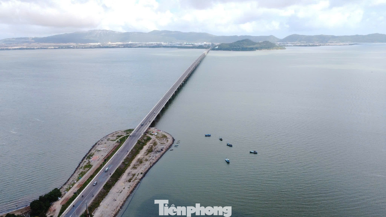 Cầu Thị Nại, cây cầu vượt biển dài nhất Gia Lai. Ảnh: Trương Định.