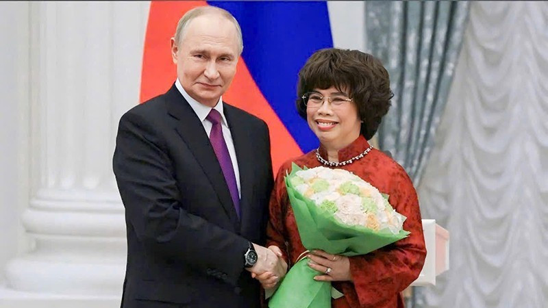 Tổng thống Liên bang Nga Vladimir Putin trao tặng Anh hùng Lao động Việt Nam Thái Hương Huân chương Hữu nghị của Nhà nước Liên bang Nga. (Ảnh: Điện Kremlin)