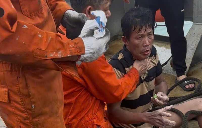 Ông Phan Duy Quang được thuuyền viên tàu Hải Nam 39 chăm sóc sau khi vớt lên tàu. Ảnh từ thuyền viên tàu Hải Nam 39.