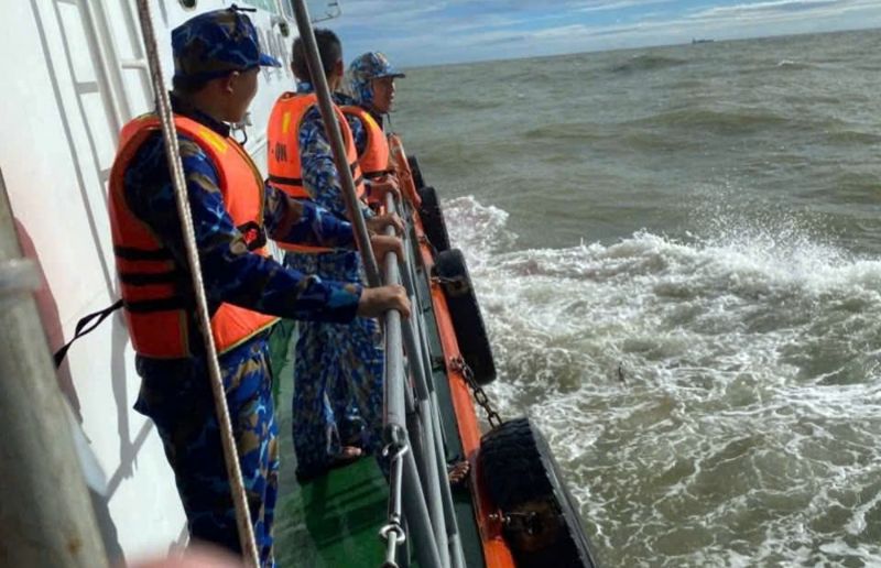 Lực lượng chức năng nỗ lực tìm kiếm các nạn nhân mất tích trên vùng biển đặc khu Lý Sơn.