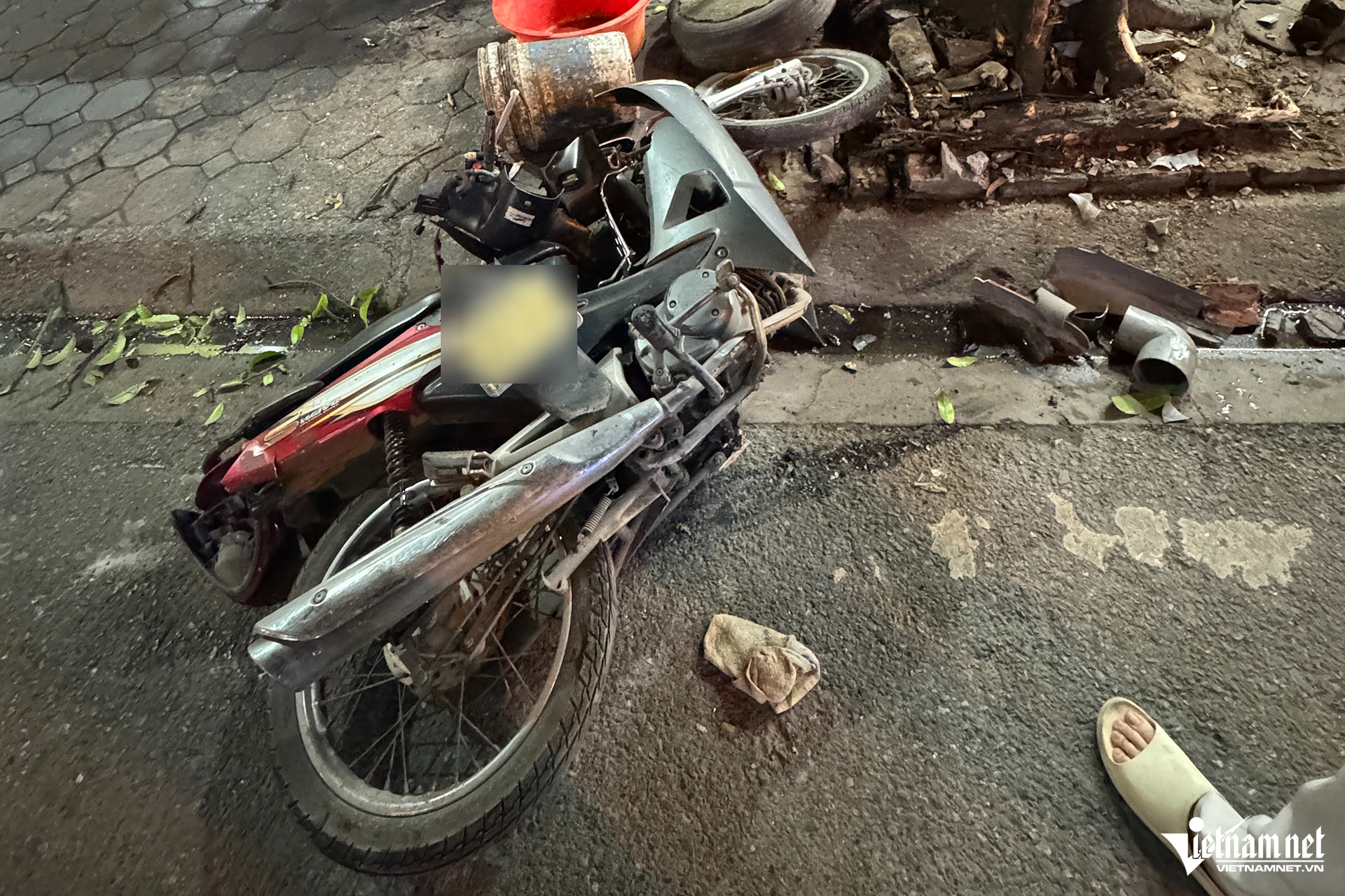 Trong ngõ 197 đường Hoàng Mai có 4 xe máy bị hư hỏng nặng do xe tải đâm trúng. Ảnh: Đình Hiếu