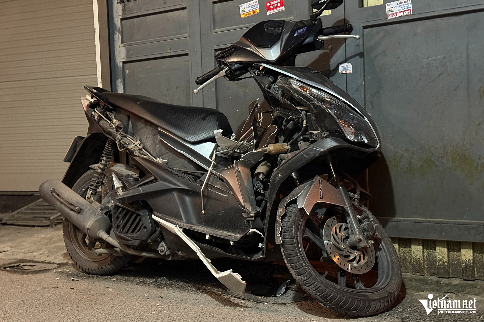 Xe máy bị biến dạng sau khi bị ô tô tải tông trúng. Ảnh: Đình Hiếu