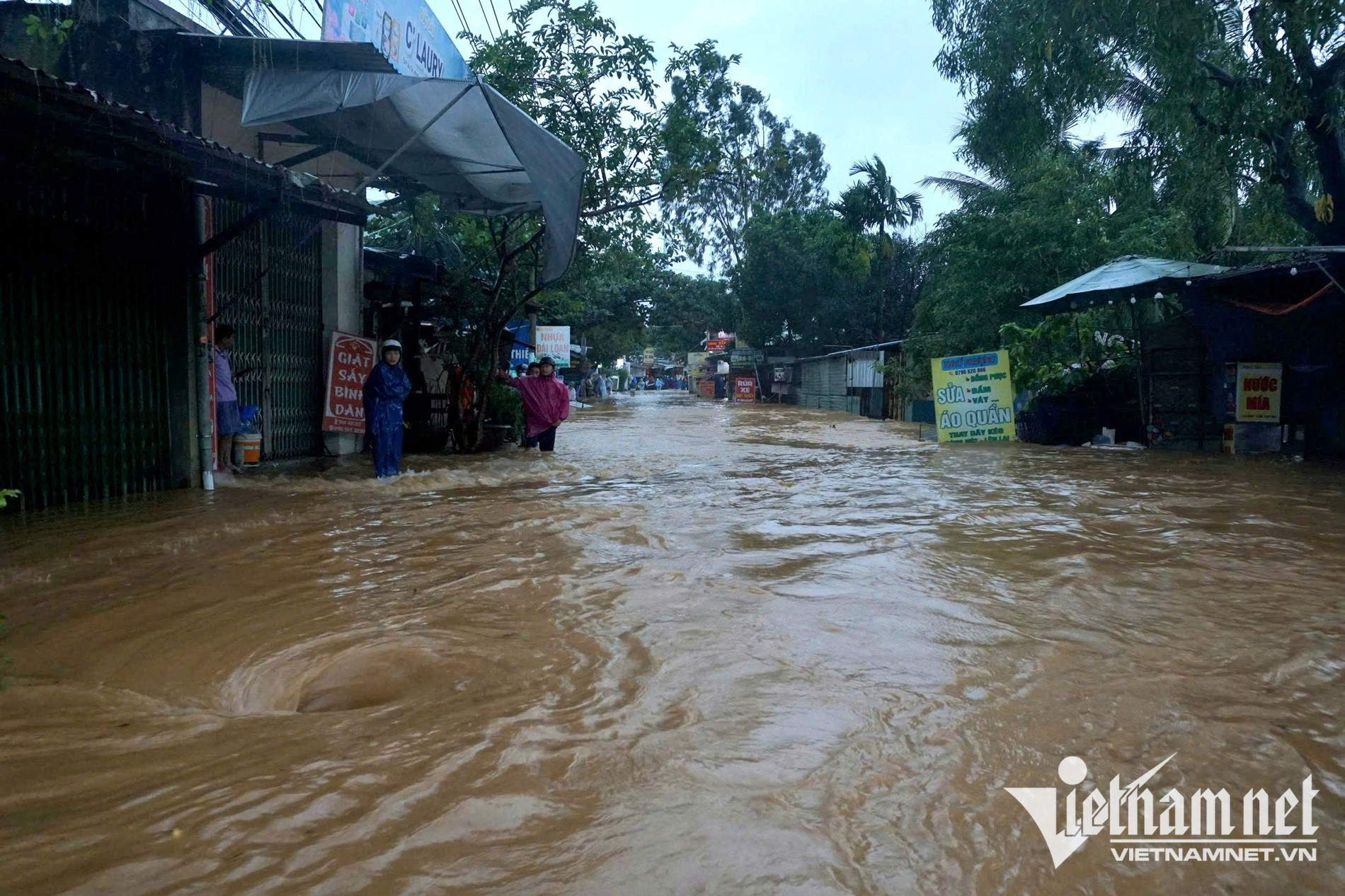 Mưa lớn khiến nhiều tuyến đường ở Đà Nẵng ngập sâu.