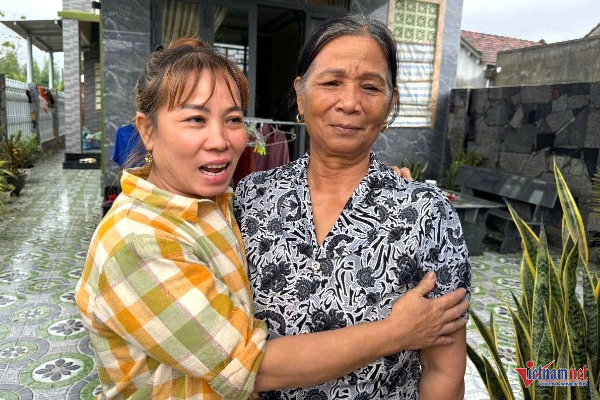 Chị Trần Thị Hoa vui mừng cảm ơn bà Bùi Thị Yên. Ảnh: Hải Dương