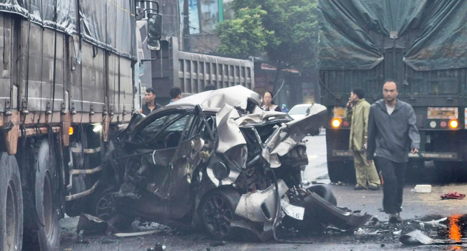 Vụ va chạm giữa 3 xe ô tô đi cùng chiều khiến chiếc xe con bẹp rúm.