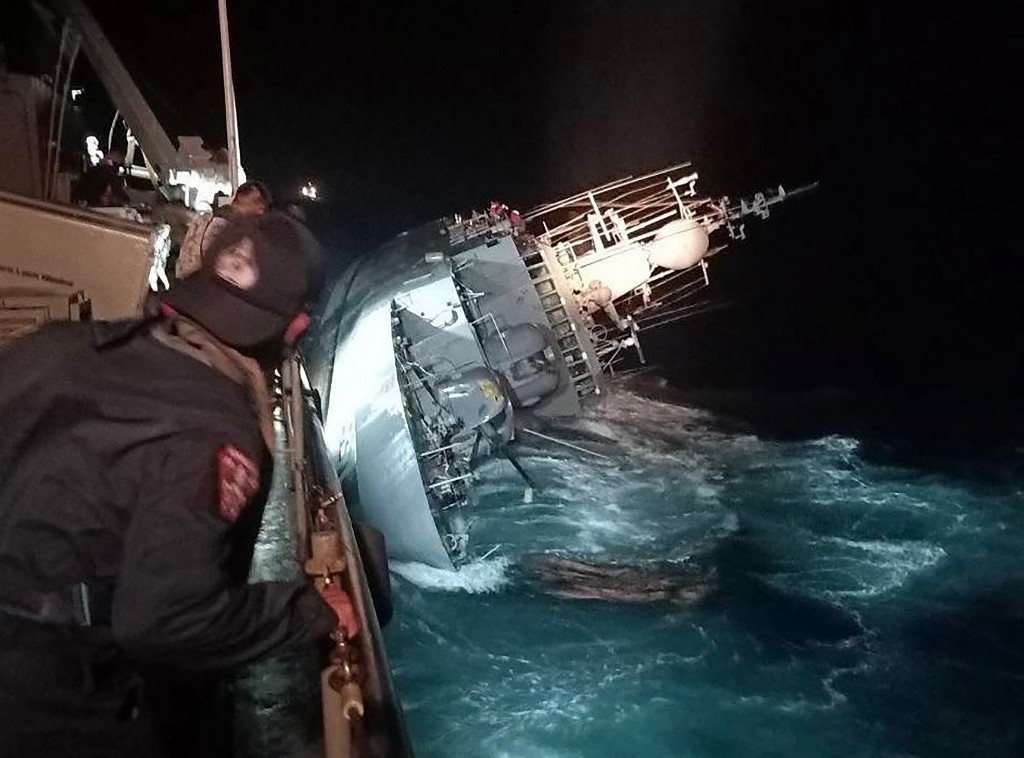 Sóng lớn đánh chìm tàu hộ vệ của Hải quân Thái Lan, 33 binh sĩ mất tích