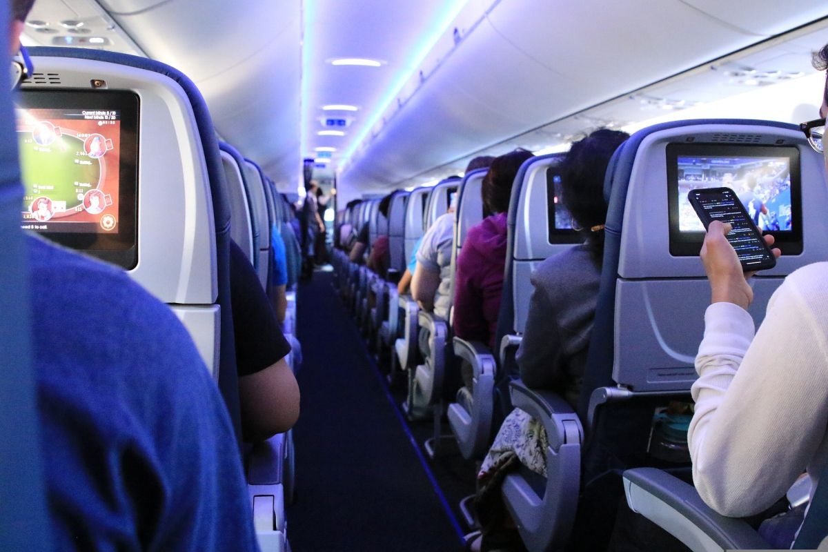 Một người sử dụng điện thoại trên khoang hành khách của máy bay. Ảnh: Pixabay.