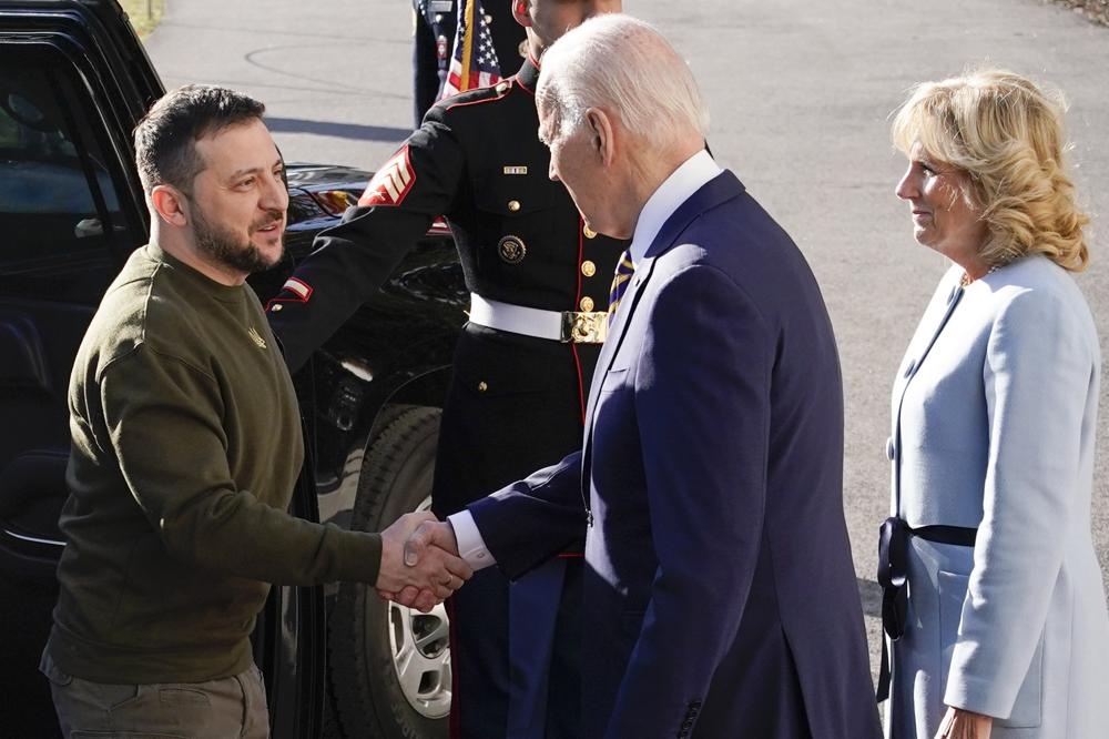Tổng thống Mỹ Joe Biden bắt tay ông Volodymyr Zelensky khi đón tiếp người đồng cấp Ukraine tới Nhà Trắng ngày 21/12. Ảnh: AP.