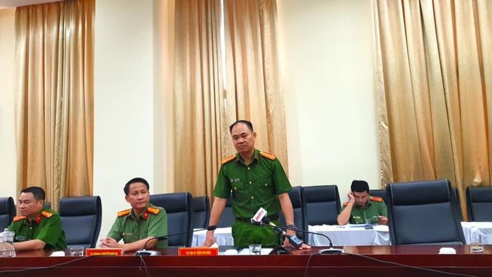Đại tá Trần Văn Hiếu trả lời báo chí.