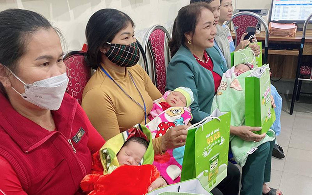 Shop mẹ và bé Yêu Con thực hiện dự án gây quỹ và trao quà tặng thiện nguyện cho các bé sơ sinh