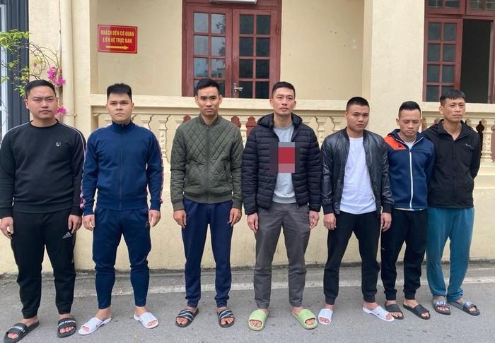 Nguyễn Trọng Tùng (giữa) cùng 6 người liên quan đến đường dây cá độ 130 tỷ bị cảnh sát bắt giữ. Ảnh: CATH