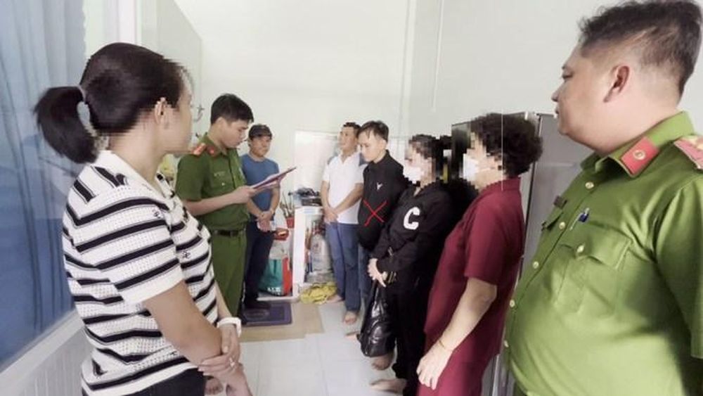 Cơ quan CSĐT Công an tỉnh Quảng Bình khám xét nơi ở của đối tượng Nguyễn Phát Tài.