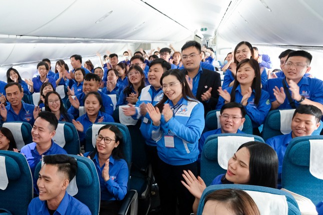 Chuyến bay Thanh niên mang số hiệu VN012 chở 80 đại biểu phía Nam về Hà Nội dự Đại hội Đoàn toàn quốc lần thứ XII.