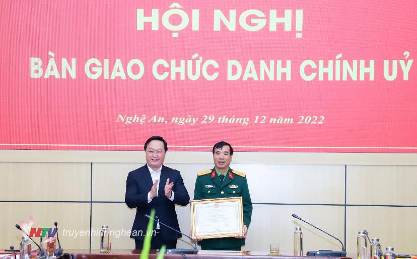 Chủ tịch UBND tỉnh Nguyễn Đức Trung trao tặng Bằng khen cho Đại tá Phạm Văn Đông - Phó Chủ nhiệm Chính trị Quân khu 4.