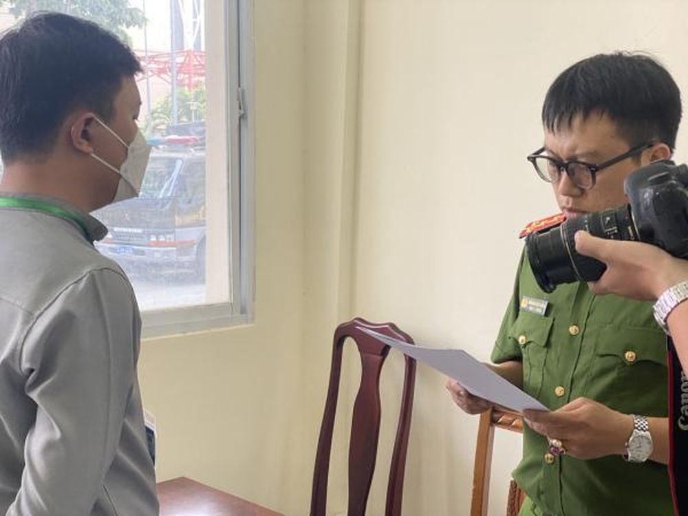 Cơ quan CSĐT Công an TP Hồ Chí Minh tống đạt Quyết định khởi tố đối với Huỳnh Công Tân.