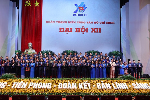Các đồng chí lãnh đạo, nguyên lãnh đạo Đảng, Nhà nước chụp ảnh lưu niệm với các đại biểu dự Đại hội Đoàn toàn quốc lần thứ XII.