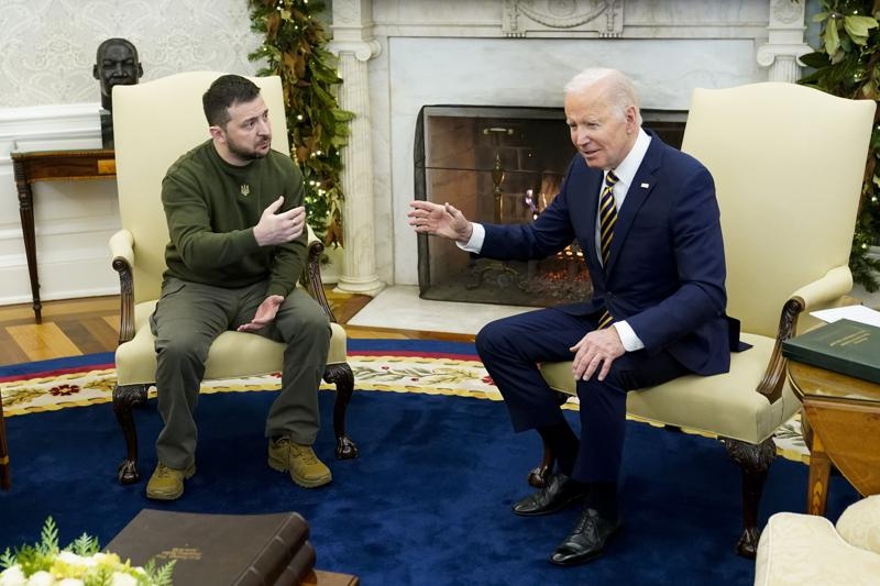 Ông Biden chào đón người đồng cấp Ukraine tại Nhà Trắng hôm 21/12. Ảnh: AP.