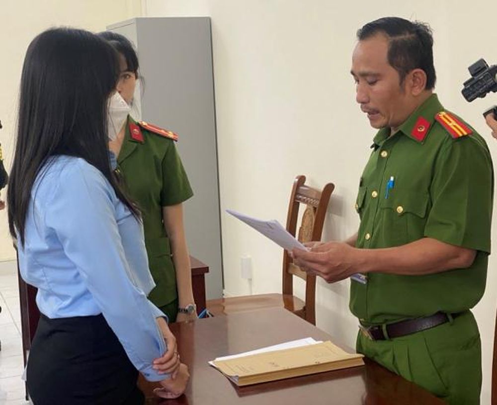 Cơ quan CSĐT Công an TP Hồ Chí Minh tống đạt Quyết định khởi tố đối với Lê Thị Thu Hà.