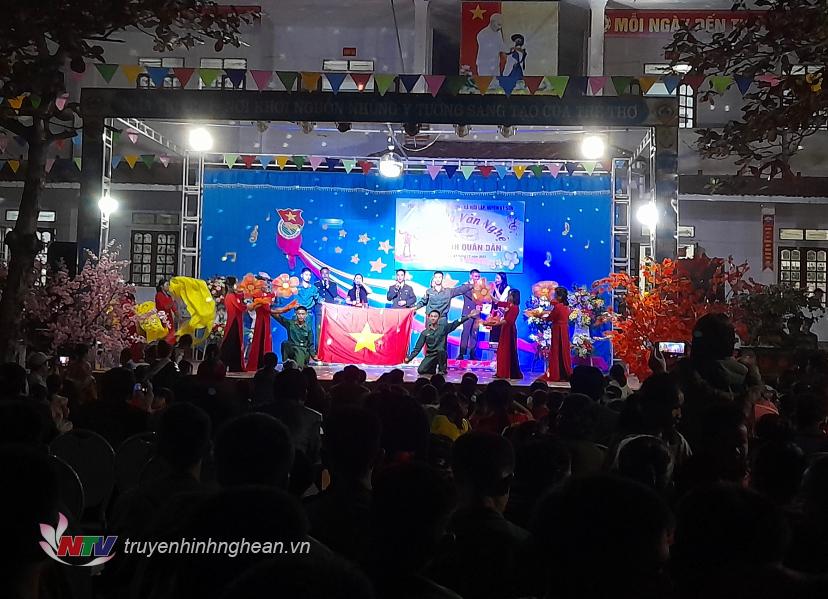 Quang cảnh đêm giao lưu văn nghệ với chủ đề “Thắm tình quân dân” tại xã Hữu Lập huyện Kỳ Sơn.