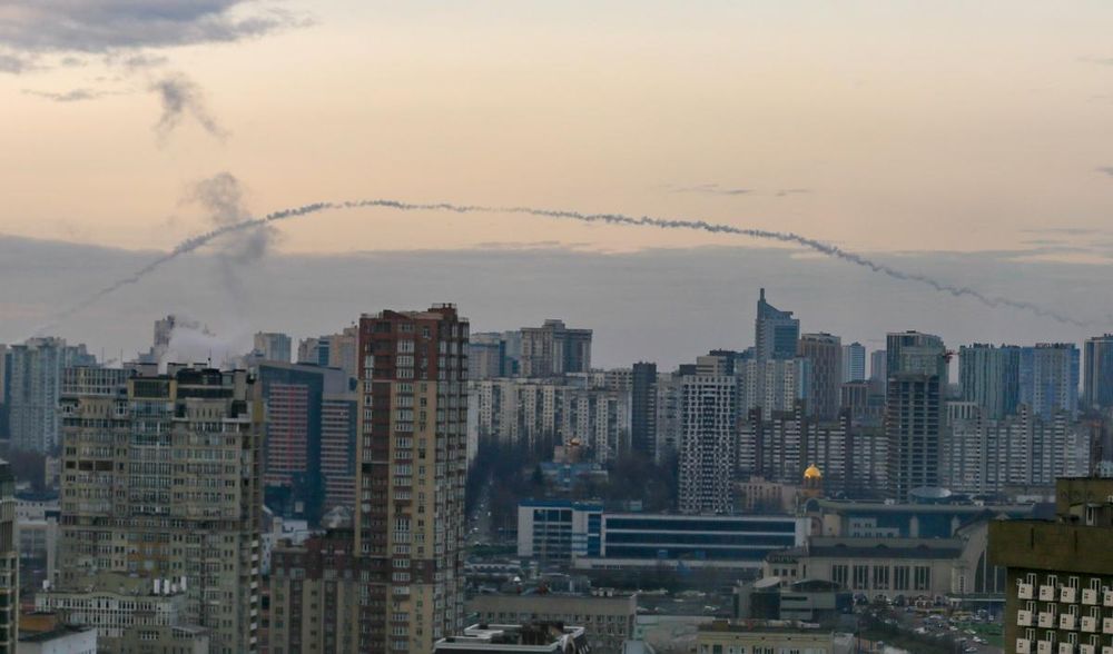 Hệ thống phòng không Ukraine được kích hoạt để đánh chặn tên lửa Nga ở Kiev ngày 29/12. Ảnh: Getty