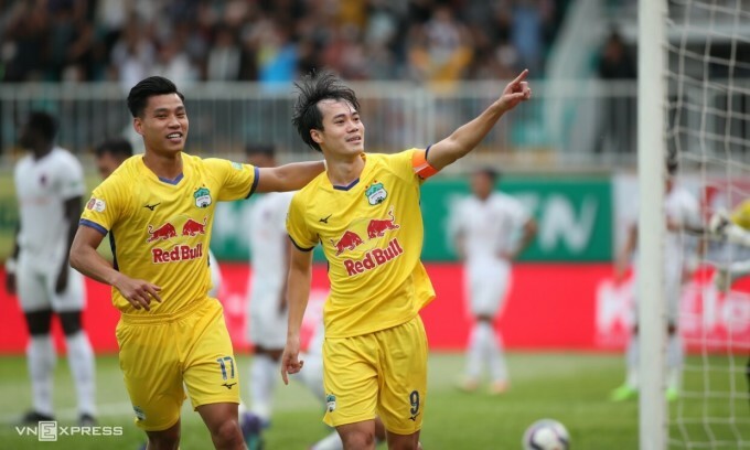 Tiền đạo Nguyễn Văn Toàn (phải) ăn mừng sau khi ghi bàn giúp HAGL đánh bại Bình Dương 2-1 ở vòng 8 V-League 2022