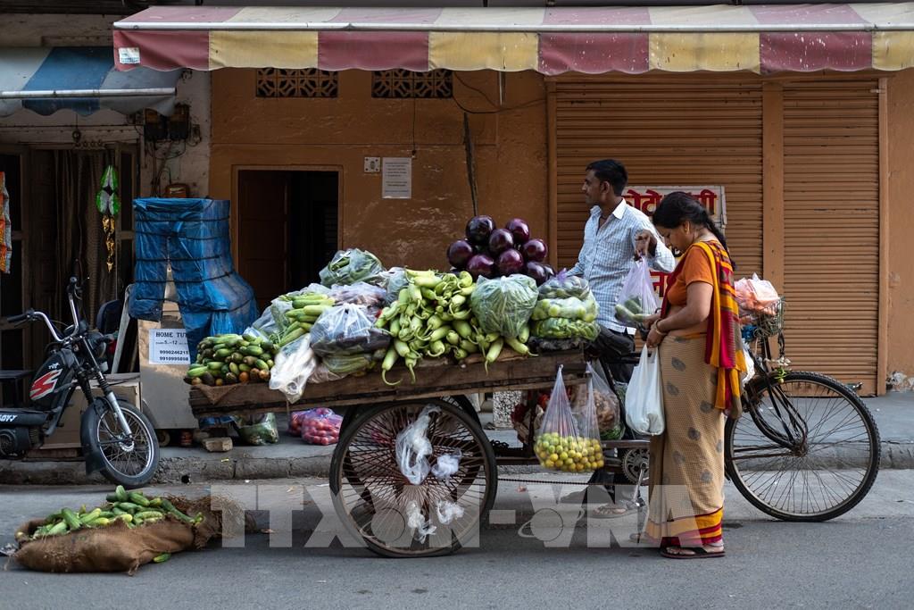 Người dân mua hàng hóa ở Ấn Độ. 