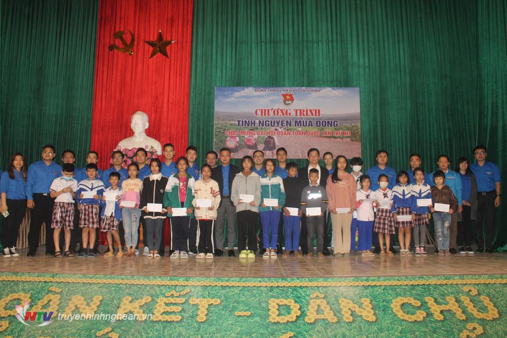 Đoàn Thanh niên Bộ Tài chính: Trao quà cho học sinh có hoàn cảnh khó khăn huyện Quỳnh Lưu