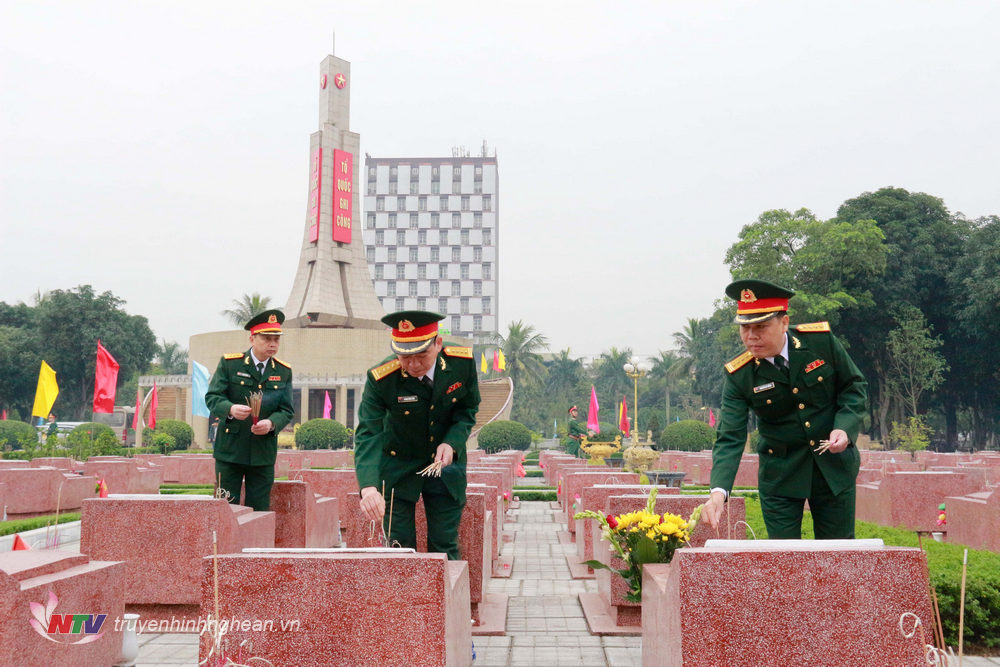 Cán bộ, chiến sĩ LLVT Nghệ An thắp hương lên phần mộ các liệt sĩ tại Nghĩa trang liệt sĩ thành phố Vinh.
