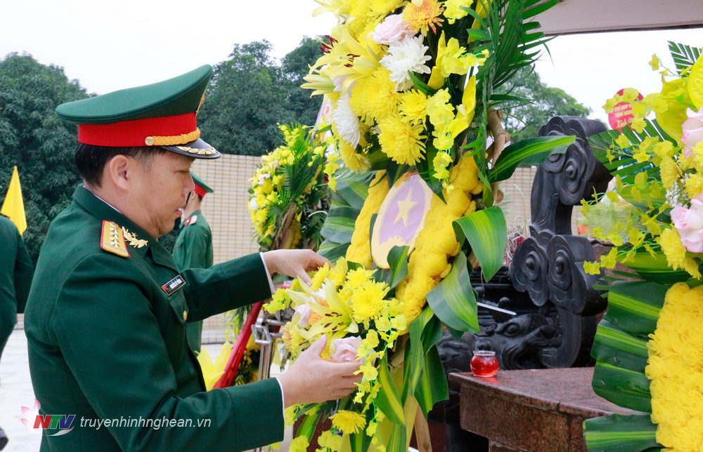 Đại tá Nguyễn Kỳ Hồng, Phó Chính uỷ Bộ CHQS tỉnh cùng cán bộ, chiến sĩ LLVT tỉnh dâng hoa, dâng hương tại Nghĩa trang liệt sĩ thành phố Vinh. 