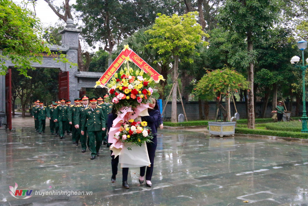 Cán bộ, chiến sỹ Bộ CHQS tỉnh NghệAn dâng hoa tại Khu di tích Quốc gia đặc biệt Kim Liên, Nam Đàn. 