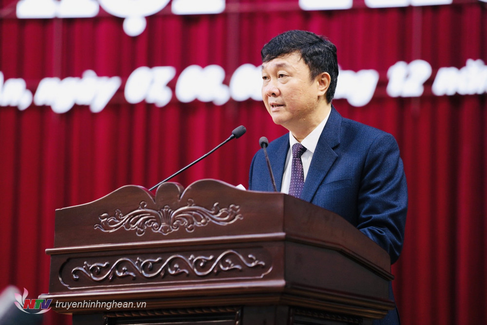 Ông Hồ Sỹ Hùng, Thư ký kỳ họp trình bày dự thảo Nghị quyết.