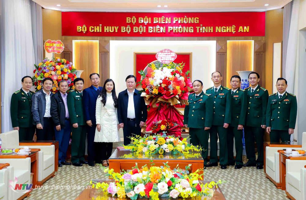 Thay mặt lãnh đạo tỉnh, đồng chí Nguyễn Đức Trung - Phó Bí thư Tỉnh ủy, Chủ tịch UBND tỉnh đã đến tặng hoa, chúc mừng Bộ Chỉ huy Bộ đội Biên phòng tỉnh. 