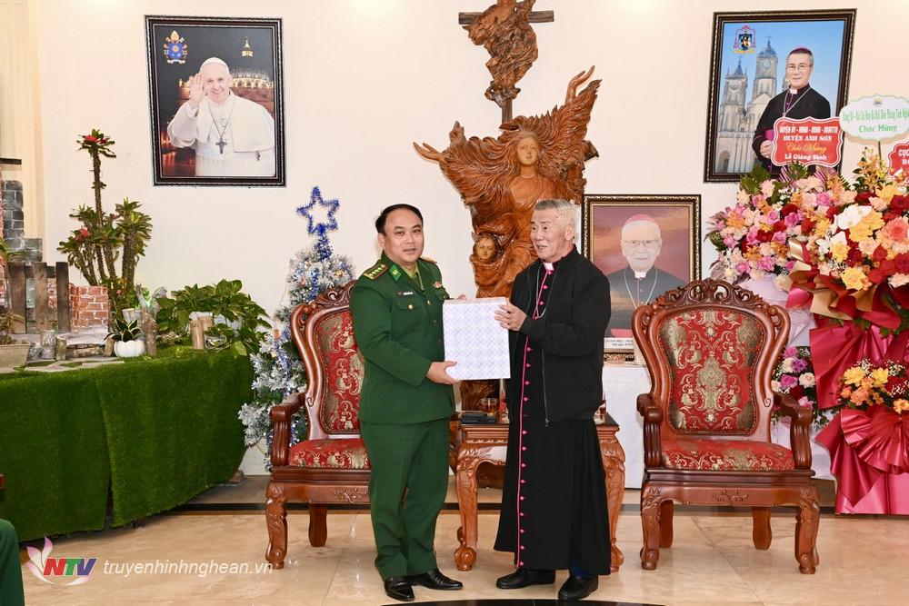 Giám mục Nguyễn Hữu Long tặng quà lưu niệm cho Bộ Chỉ huy BĐBP tỉnh Nghệ An