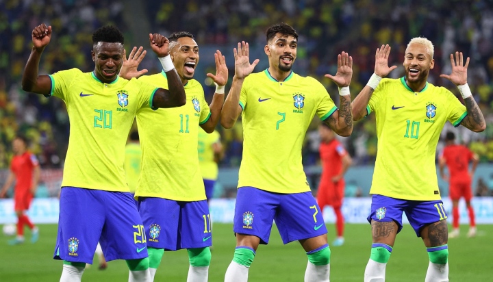 Các cầu thủ Brazil ăn mừng bàn thắng.