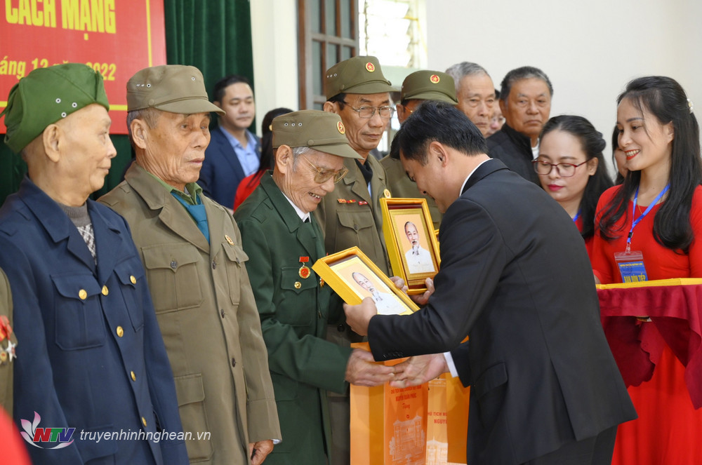 Bí thư Tỉnh ủy Thái Thanh Quý tặng quà cho các gia đình chính sách tại xã Quỳnh Đôi, huyện Quỳnh Lưu.