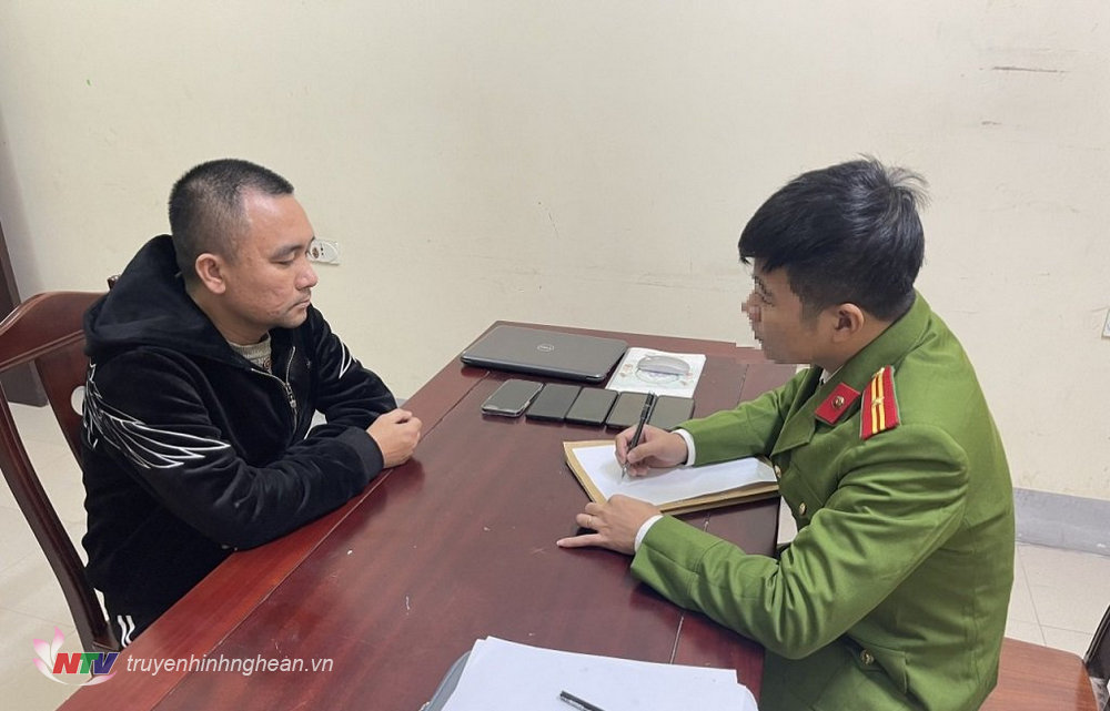 Cán bộ Công an huyện Diễn Châu lấy lời khai đối tượng Vũ Công Tý.