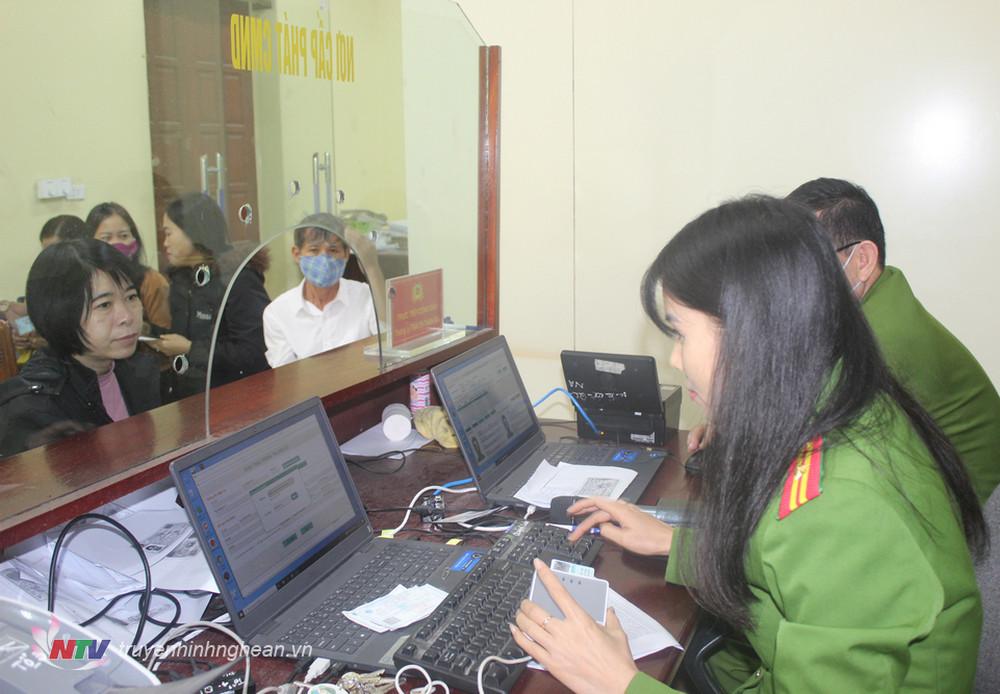 Công dân đến làm đăng ký tài khoản định danh điện tử mức độ 2 tại Công an huyện.