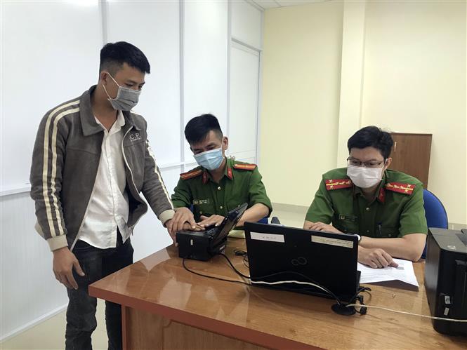 Các chiến sỹ Phòng Cảnh sát Quản lý hành chính về trật tự xã hội (Công an tỉnh Kon Tum) hỗ trợ người dân lấy dấu vân tay khi làm căn cước công dân.
