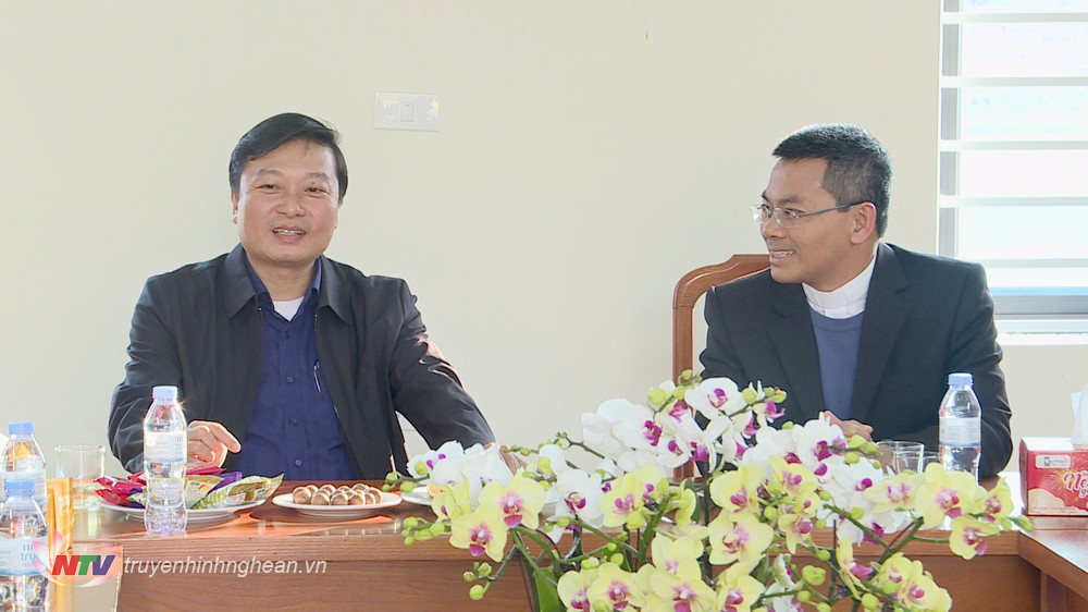 Đồng chí Lê Hồng Vinh - Phó Chủ tịch Thường trực UBND tỉnh chúc mừng Giáo hạt Xã Đoài. 