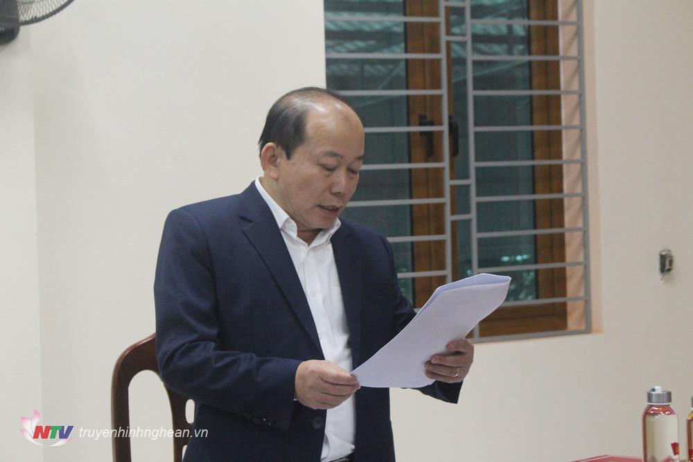 Đồng chí Lô Văn Thao - Phó Bí thư Thường trực Huyện uỷ thông qua báo cáo kiểm điểm tập thể tại hội nghị.