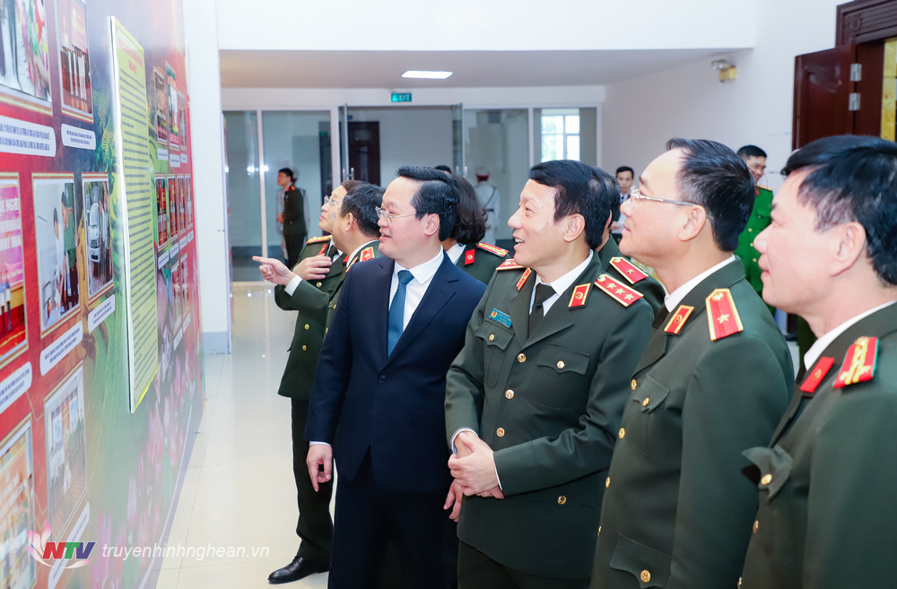 Lãnh đạo Bộ Công an, UBND tỉnh Nghệ An, Công an tỉnh tham quan trưng bày ảnh hoạt động của Công an Nghệ An. 