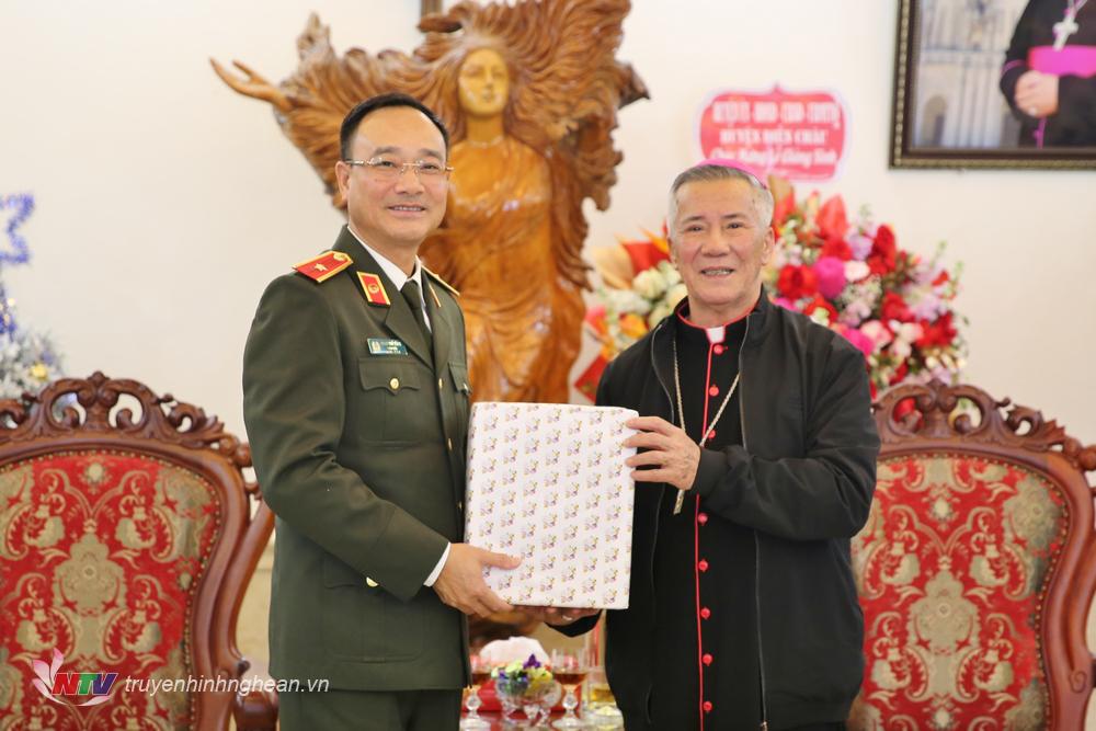 Giám mục Anphong Nguyễn Hữu Long - Giám mục chính toà Giáo phận Vinh tặng quà lưu niệm đến lãnh đạo Công an tỉnh Nghệ An.