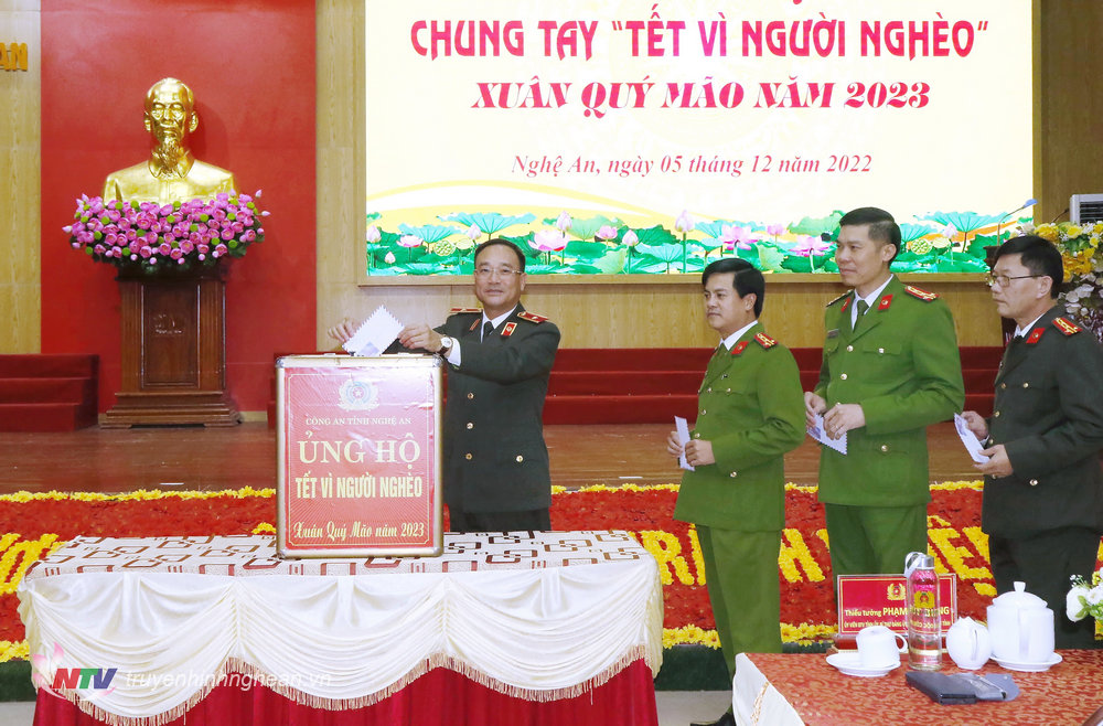 Thiếu tướng Phạm Thế Tùng, Ủy viên Ban Thường vụ Tỉnh ủy, Giám đốc Công an tỉnh cùng các đồng chí lãnh đạo ủng hộ Tết vì người nghèo Xuân Quý Mão 2023.