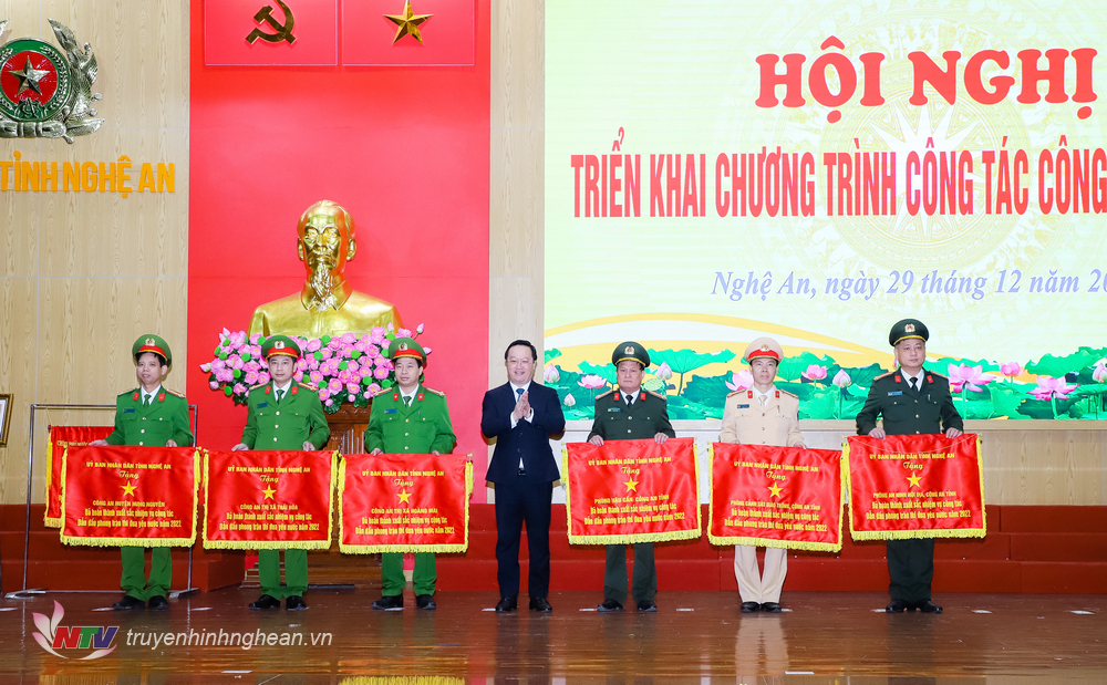 Chủ tịch UBND tỉnh Nguyễn Đức Trung trao Cờ thi đua của UBND tỉnh tặng 6 tập thể thuộc Công an tỉnh. 